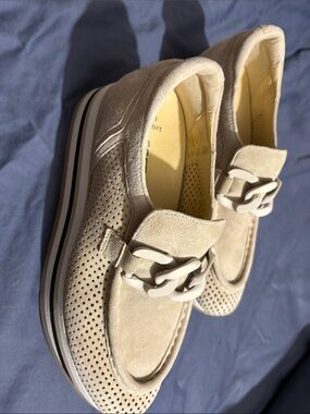 NWT SOFTWAVES Beige Suede Perforated Loafers with Chain Accent size; 7 for women